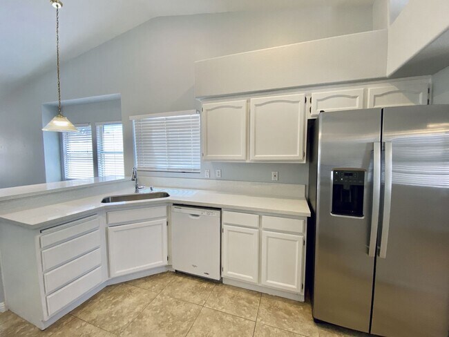 Building Photo - Spacious single story 3 bed 2 bath home wi...