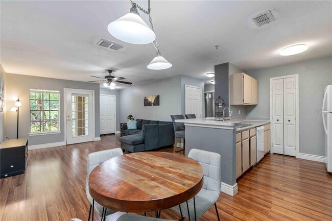 Building Photo - 7428 Vista Way