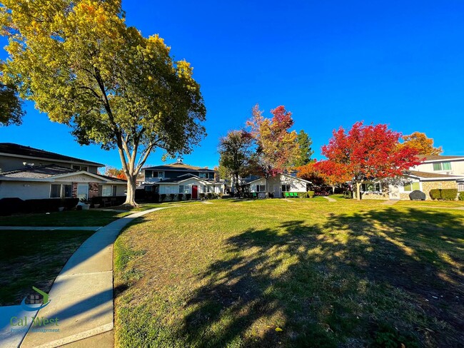 Building Photo - $2895- 2 Bed/1 Bath Remodeled two Story To...