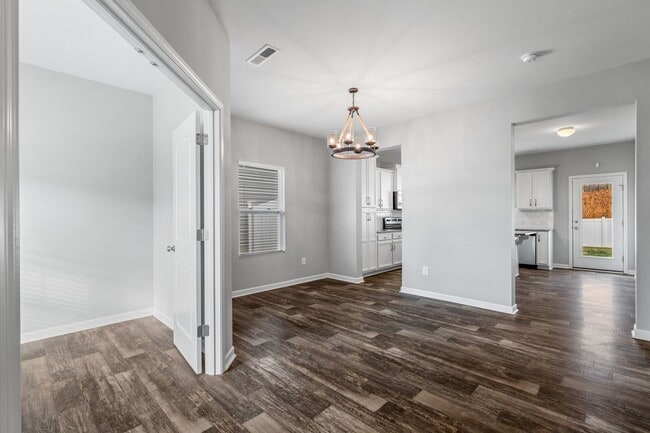 Foto del edificio - Newer Home in Reedy Fork, SS Appliance, Granite Counter-tops, Island, Office, Den, FP, Loft, Gara...