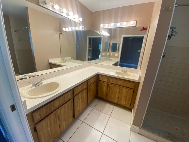 Foto del edificio - 14050 Ithaca Way