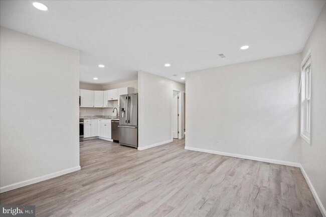 Building Photo - 906 Elfin Ave