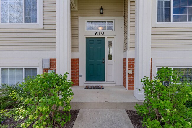 Foto del edificio - 619 Cary Woods Cir