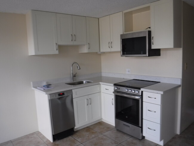 Building Photo - 2211 Ala Wai Blvd