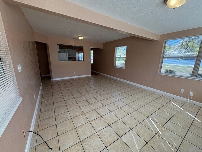 Foto del edificio - Charming 2-Bedroom Home in St. Petersburg'...