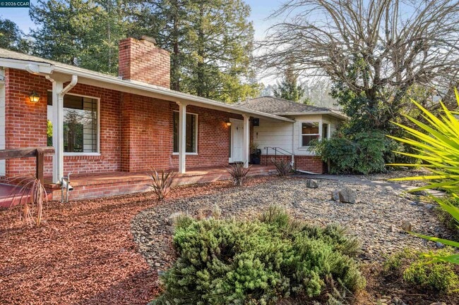 Building Photo - 818 Solana Dr