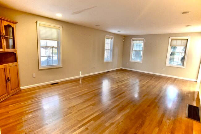 Building Photo - 172 Edgehill Rd