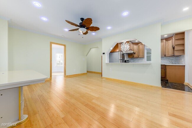 Building Photo - 3 br, 2 bath House - 423 E 4th St