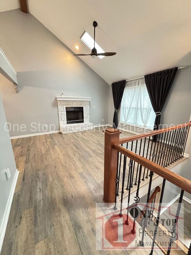 Building Photo - 3 spacious bedrooms and 2.5 bathrooms in K...