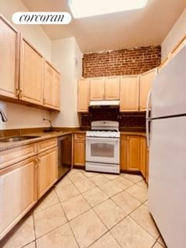 Building Photo - 49 W 84th St