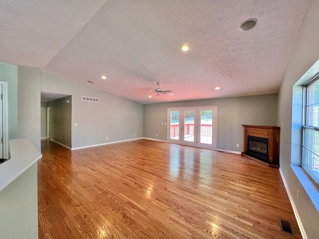 Building Photo - Open layout and lots of square footage in ...