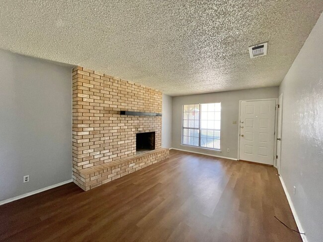 Building Photo - 3010 Trenton Dr