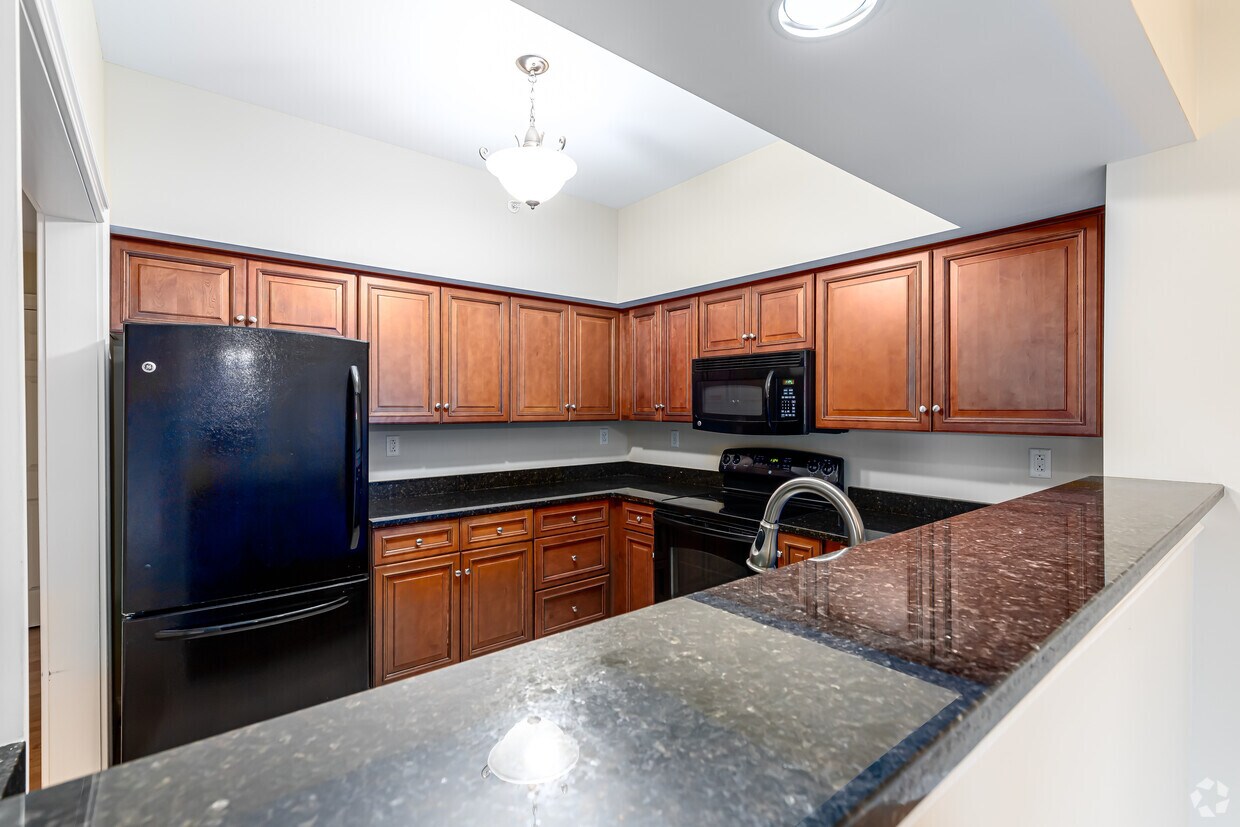 King's Ridge (small quiet community) Apartments in Weatogue, CT