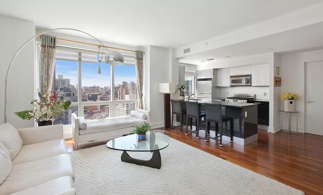 Building Photo - 350 W 42nd St