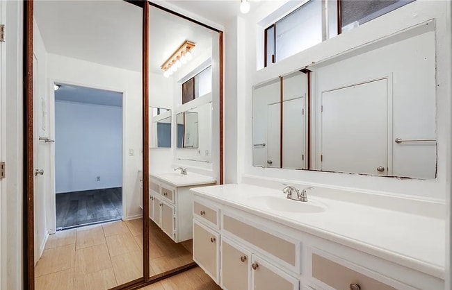 Building Photo - Welcome to this beautifully updated 1-bedr...