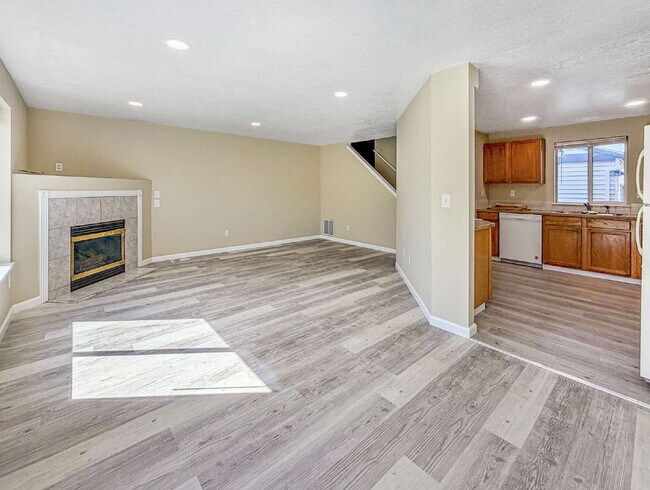 Foto del edificio - Spacious 3-bedroom Duplex in Wilkes Neighborhood **1/2 off November 2026 and December 2026 rent!!!**