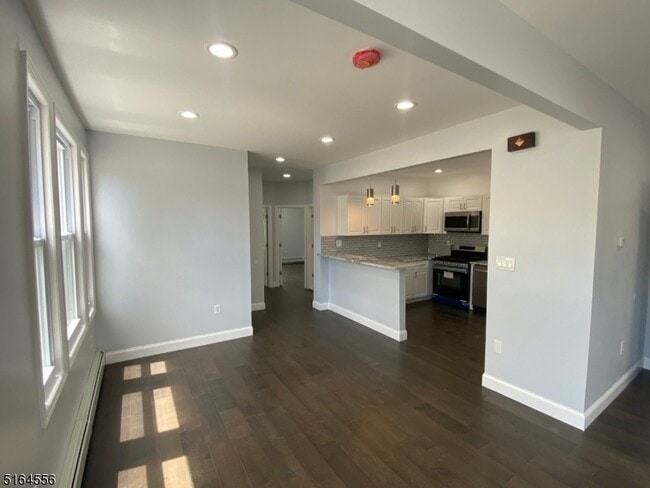 Building Photo - 41 Hinsdale Pl