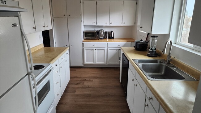 Building Photo - 301 Cedar St