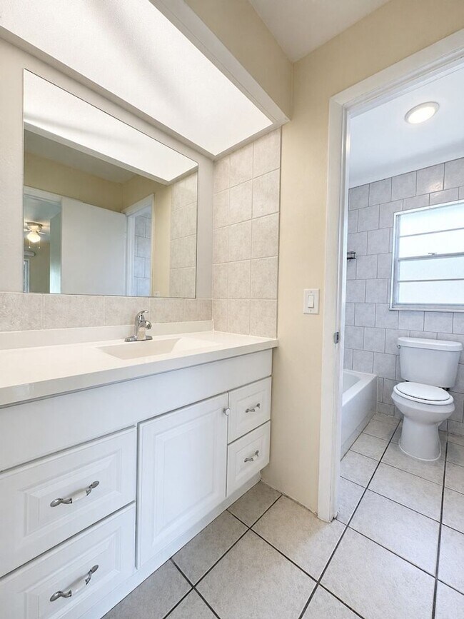 Building Photo - 4133/4135 SW 7th Pl Duplex