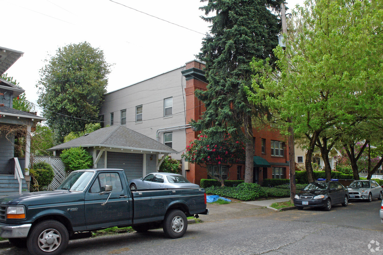 Primary Photo - Broadmore Apartments