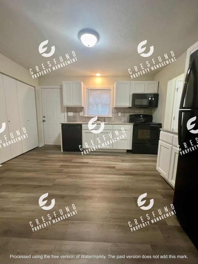 Building Photo - Spacious 1 BR 1 Bath Bottom Unit - Ready for Move In Today!