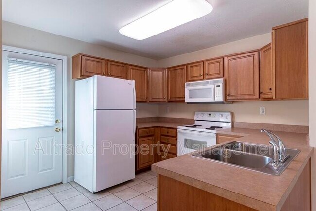 Building Photo - 1301 Somerset Ct