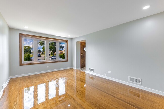 Building Photo - 7919 S Kenneth Ave