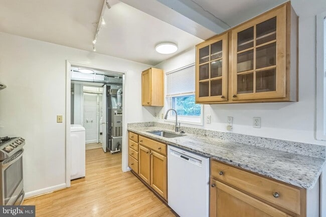 Foto del edificio - 10619 Maple St
