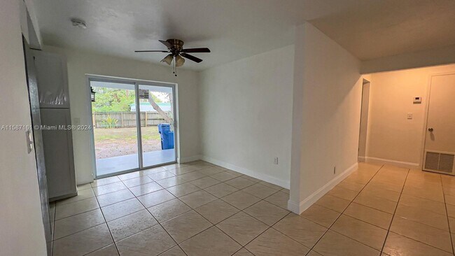 Building Photo - 118 W 10th Street 1, Riviera Beach, FL 33404