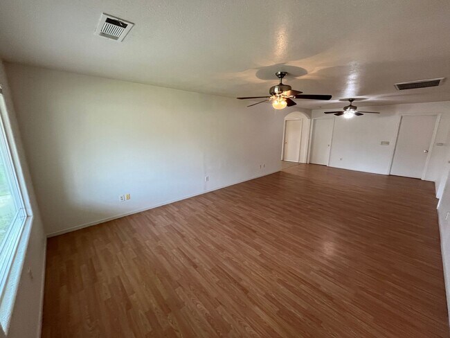 Foto del edificio - Spacious home in Porterville available now!