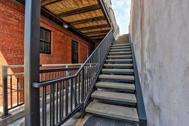 Building Photo - 132 W Main St