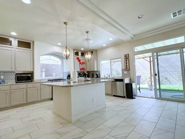 Foto del edificio - 4Bdrm/2.5bath Single Family Home - Fully Furnished