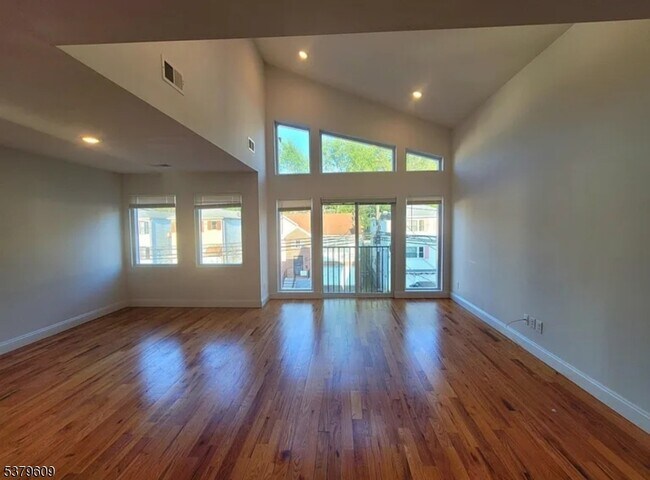 Foto del edificio - 129 Brookdale Ave