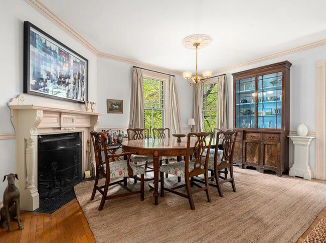 Building Photo - 7/1 Beatiful, elegant Pine Hill single fam...