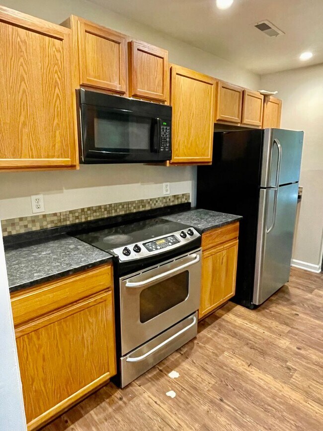 Foto del edificio - Spacious 4-bedroom, 2.5-bath home in Charlotte with convenient access to Uptown