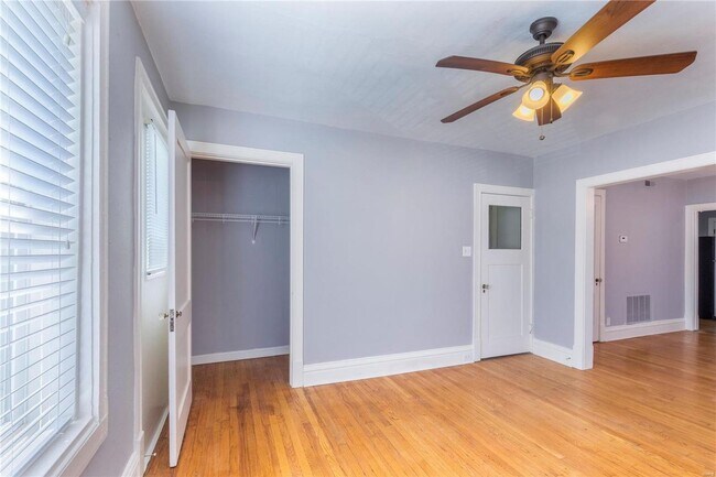 Foto del edificio - 4919-4921-4921 Lindenwood Ave