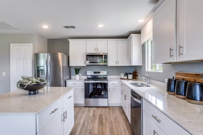 Building Photo - 613 Grenada Lk Dr