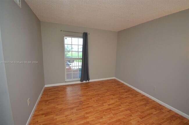 Foto del edificio - 7980 N French Dr