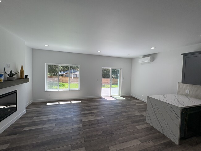 Foto del edificio - 3019 Hemlock Way
