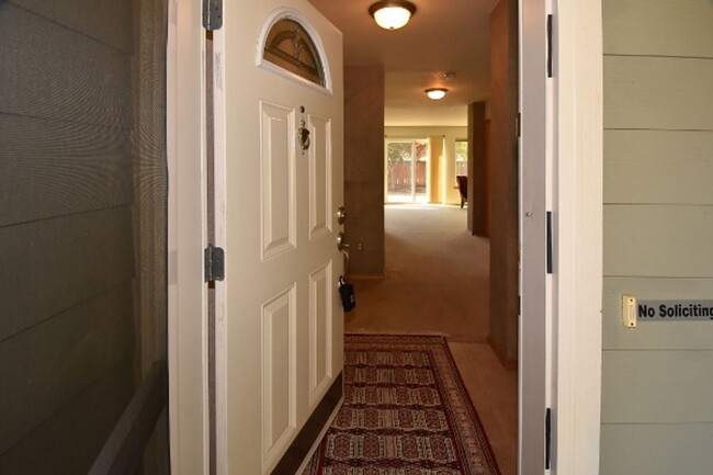 Foto del edificio - Well Maintained 4 BD