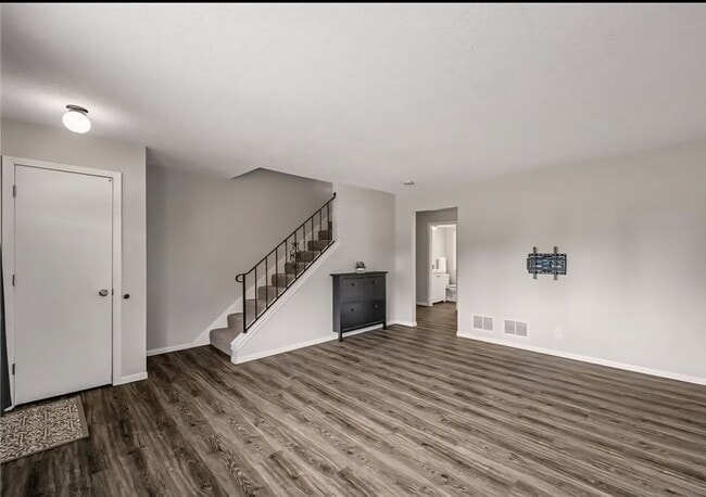 Building Photo - 715 Circle Dr