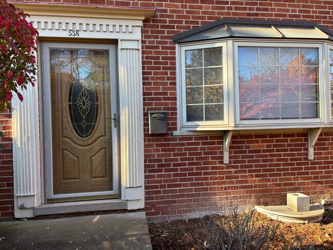 Foto del edificio - 558 Green Bay Rd