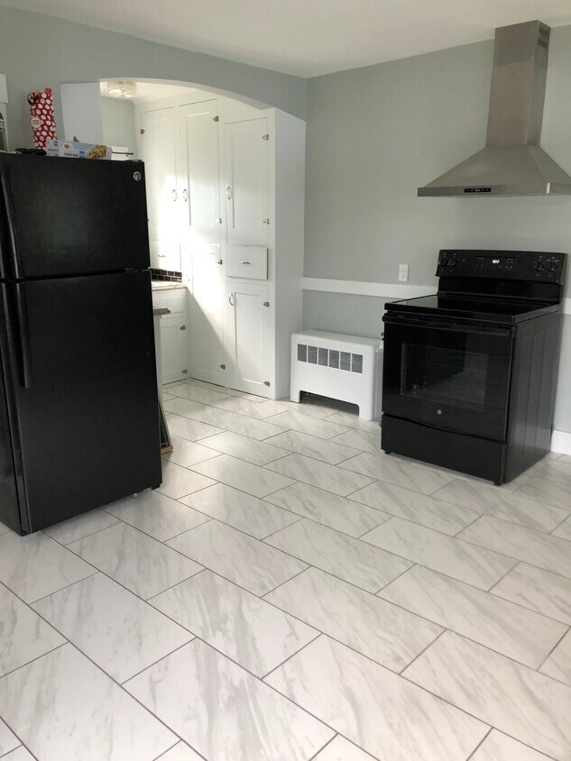 41 Centennial St Unit 2 Upstairs, Claremont, NH 03743 Apartments in