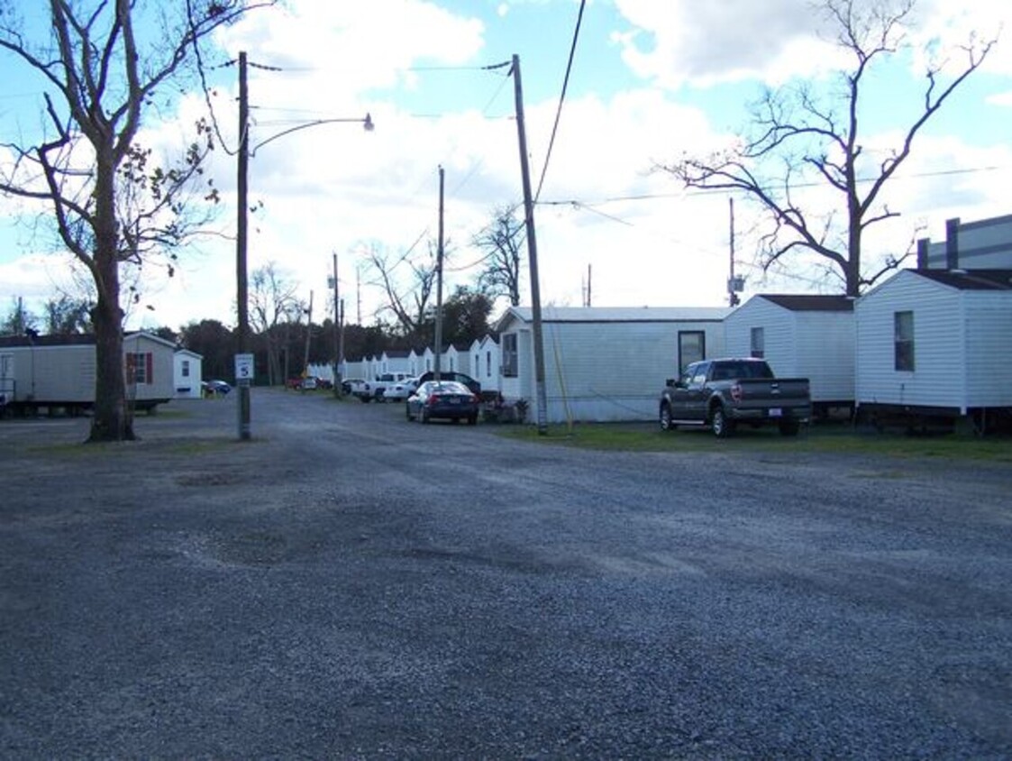 Building Photo - AIRLINE OAKS - BLAIR AVE