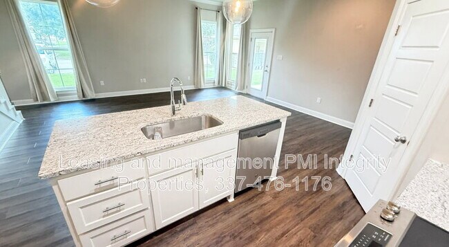 Building Photo - 8103 Stonelake Cir Ave E