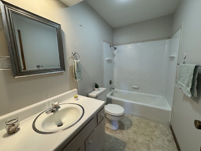 Foto del edificio - Up Where We Belong — Spacious 2-Story Townhome with Basement