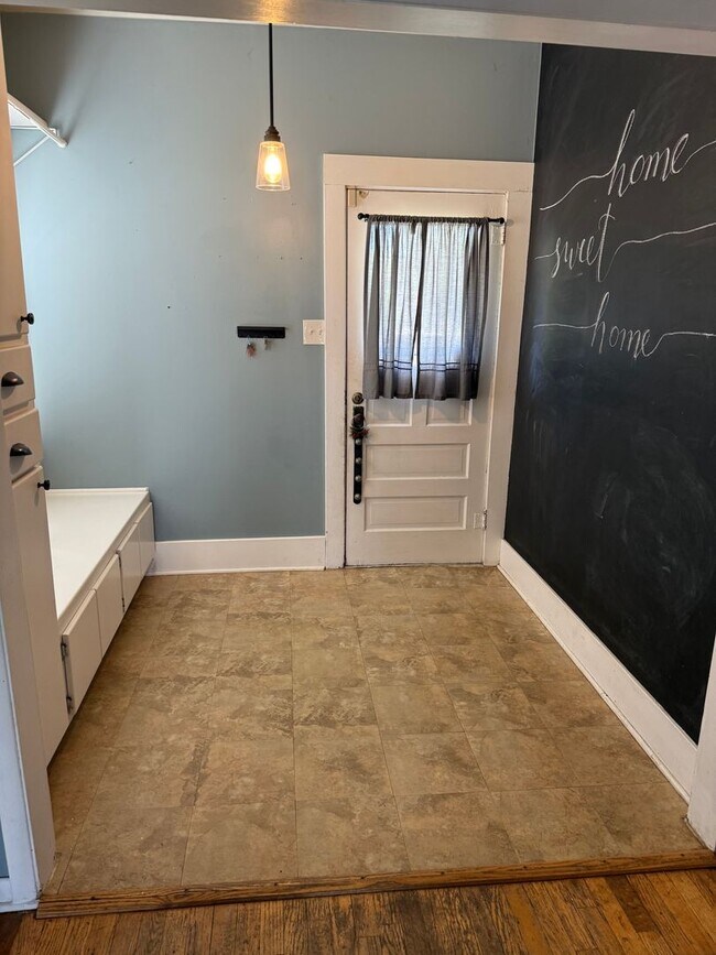 Foto del edificio - Charming 3 Bedroom Home with Hardwood Floo...