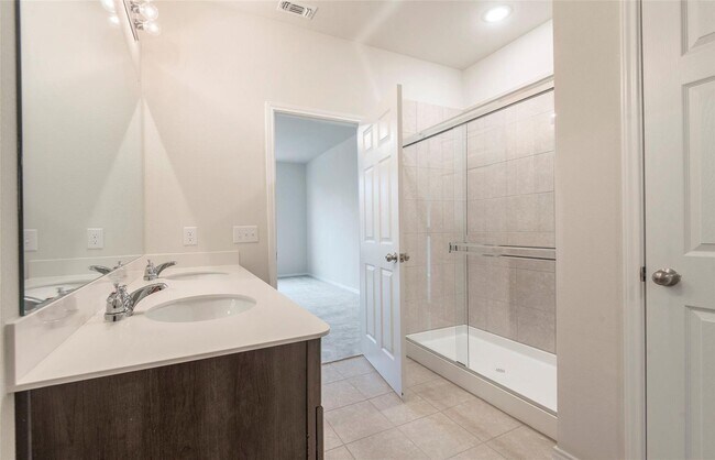 Foto del edificio - Move-In Ready 4-Bedroom Home with Ideal Lo...