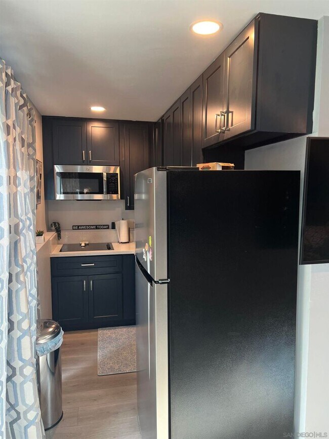 Foto del edificio - FURNISHED SAN CARLOS STUDIO-AVAILABLE NOW!!!
