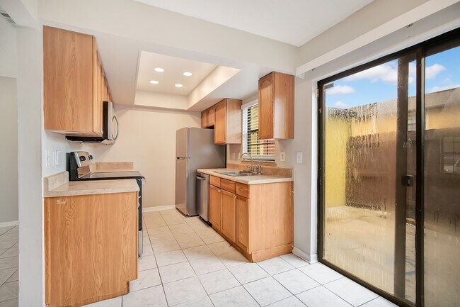 Building Photo - 3225 Oak Lawn Pl